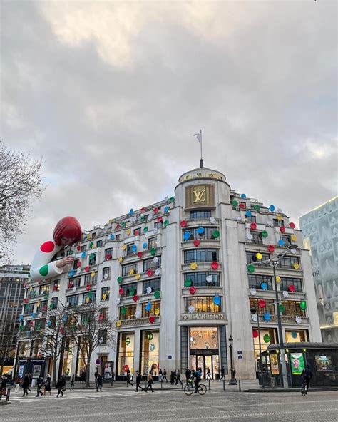 statua louis vuitton parigi|A giant Yayoi Kusama sculpture has popped up on .